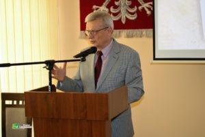 profesor Uniwersytetu Pedagogicznego w Krakowie podczas wykładu