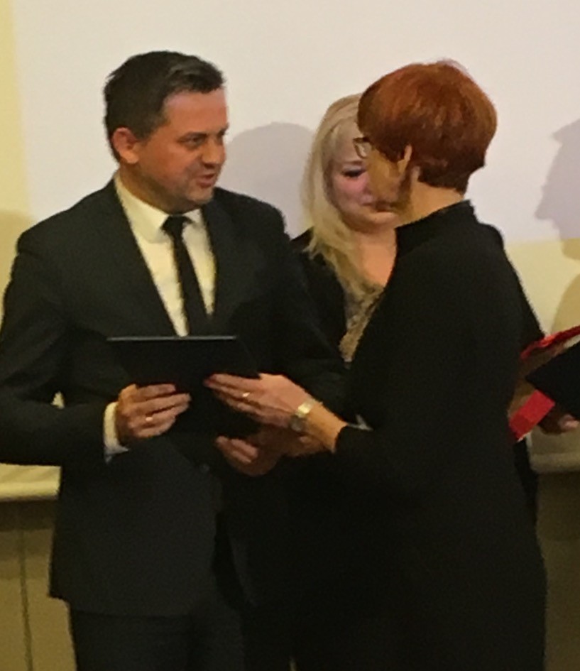 Dyrektor PUP Marek Młynarczyk odbierający wyróżnienie z rąk Minister Rodziny Pracy i Polityki Społecznej Elżbiety Rafalskiej