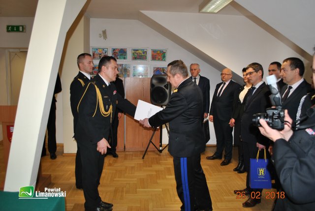 Komendant Wojewódzki przekzuje dokument odchodzącemu na emeryturę Komendantowi Powiatowemu