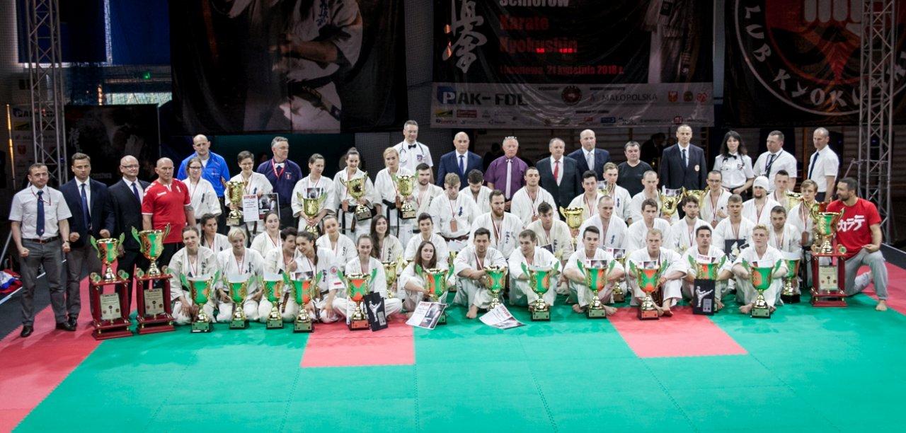 45 Mistrzostwa Polski Seniorów Karate Kyokushin zdjęcie grupowe