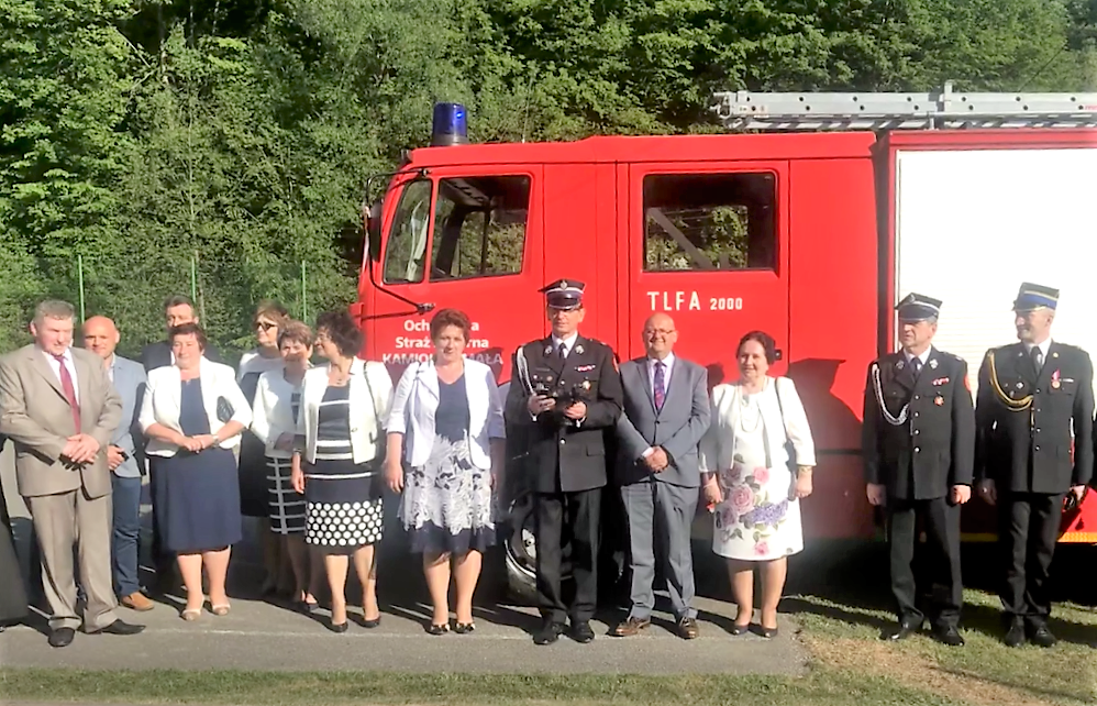 przedstawiciele Gminy Laskowa i Powiatu Limanowksiego na wspólnym zdjęciu na tle nowego samochodu strazackiego