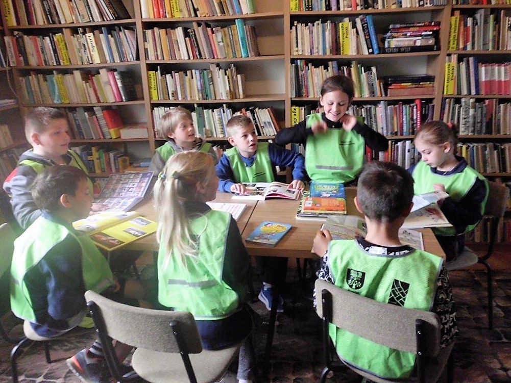 dzieci podczas Tygodnia Bibliotek miejsce: Gminna Biblioteka Publiczna w Kasince Małej