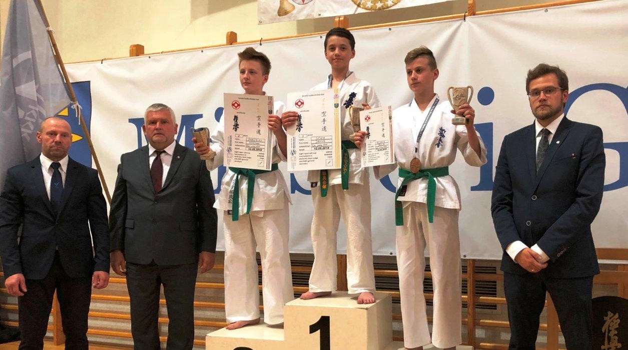 zwycięzcy na podium podczas VIII Otwartego Turnieju o Puchar Solny w Karate Kyokushin