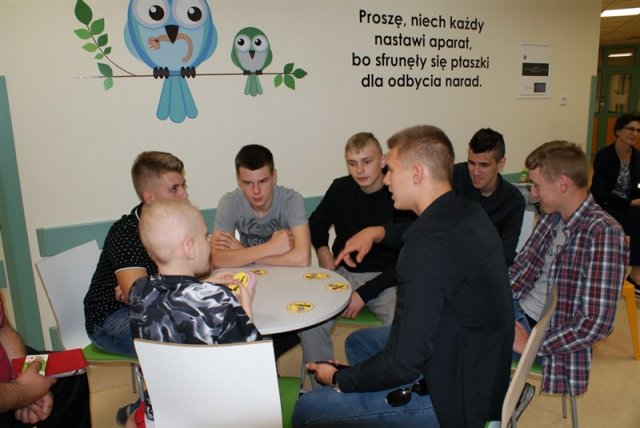 uczniowie z ZSTI spędzają czas z chormi dziećmi ze szpitala uniwersyteckiego w Krakowie - na zdjeciu wspólna rozmowa w jednej z sali szpitalnych