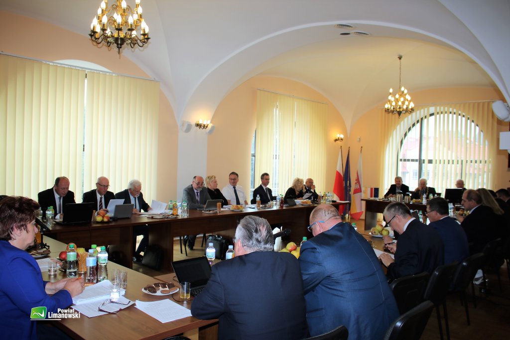 Radni Powiatu Limanowksiego podczas sesji