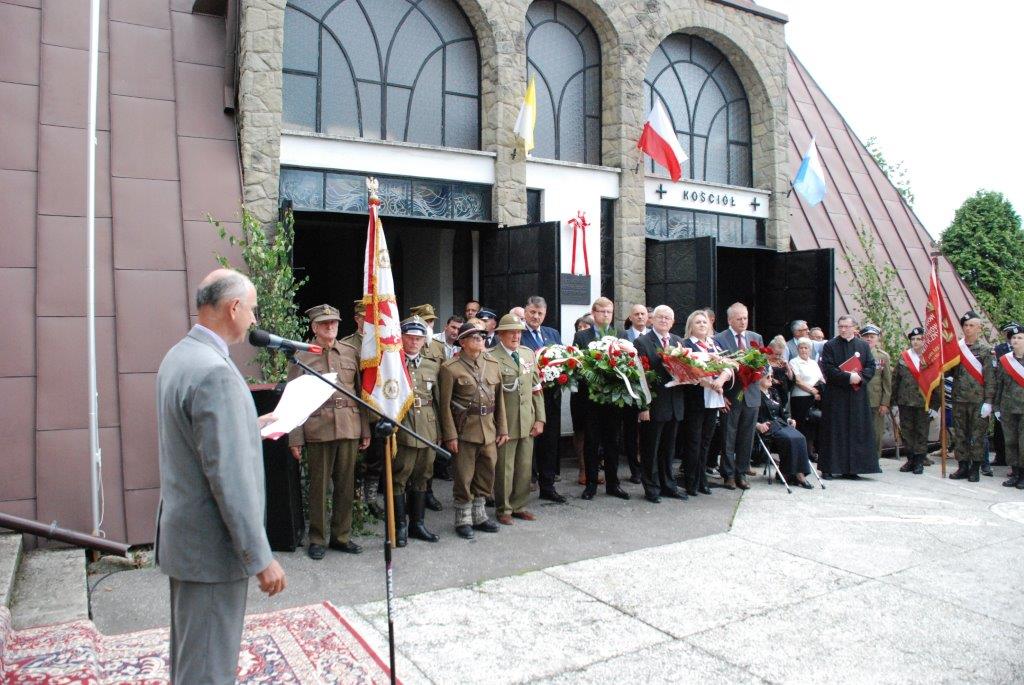 Główne uroczystości patriotyczne pod pomnikeim poległych w Glisnem. Na zdjeciu delegacje władz samorządowych i instytucji z wiązankami.