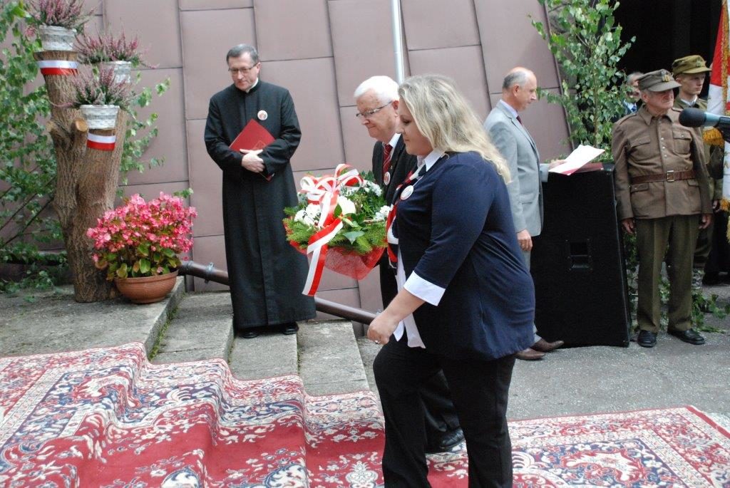 wiceprzewodniczący Franciszek Dizedzina i Radna Powiatu Ewa Filipiak składają wiązankę kwiatów pod pomnikiemw Glisnem 