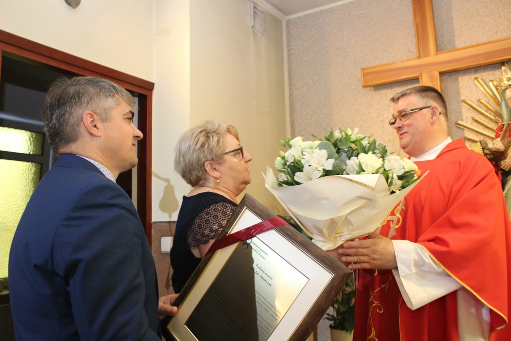 Na zdjęciu Marcin Radzięta Dyrektor Szpitala wraz z Krystyną Maśnicą Pielęgniarką Oddziałową Szpitalnego Oddziału Ratunkowego składają Księdzu Janowi podziękowania, list i kwiaty