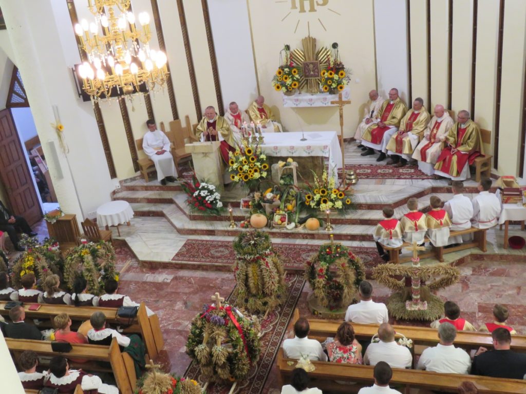 Widok na ołtarz podczas uroczystej Mszy świętej