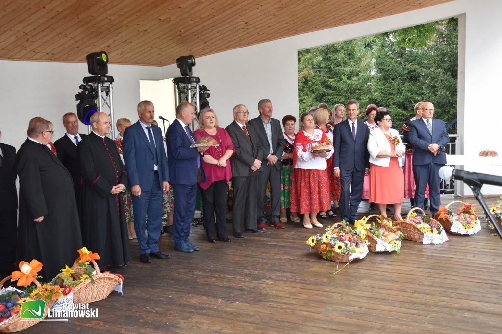 włodarze powiatu i gminy odbieraja kosze podczas świeta owocobrania w Łukowicy