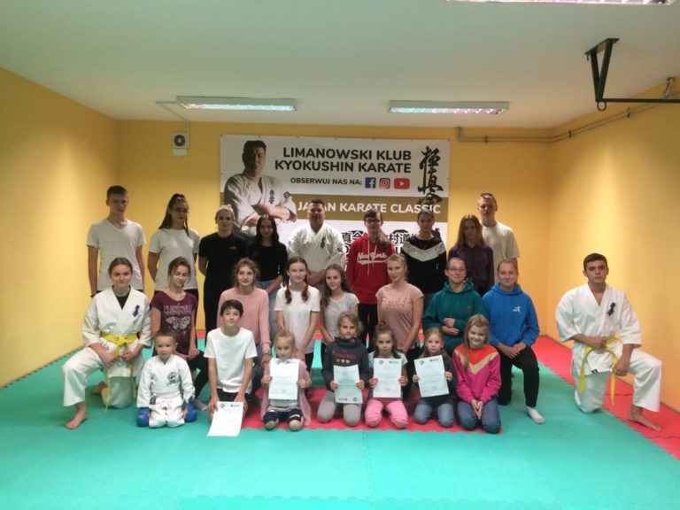 Szkolenie wychowanków rodzin zastępczych w ramach współpracy PCPR w Limanowej z Limanowskim Klubem Kyokushin Karate - uczestnicy szkolenia wraz z trenerami