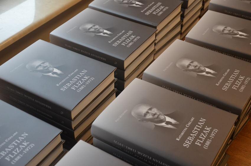 Zdjęcie prezentujące egzemplarze książki - biografii Sebastiana Flizaka autorstwa Katarzyny