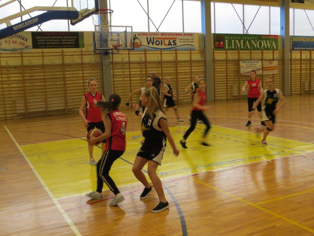 Powiatowe Igrzyska Młodziezy Szkolnej w Koszykówce Dziewcząt - styczeń 2020 - zawodniczki na boisku poczas gry