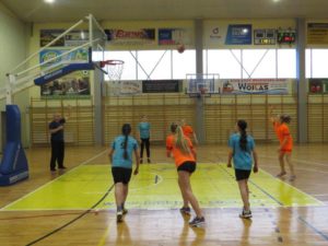 Powiatowe Igrzyska zw Koszykówce Dziewcząt 2020 -zawodniczki podczas gry
