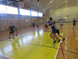 Powiatowe Igrzyska mlodziezy w koszykówce chlopców 2020 - zawodnicy na boisku