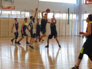 Powiatowa licealiada młodziezy w Koszykówce Chłopców - zawodnicy podczas gry
