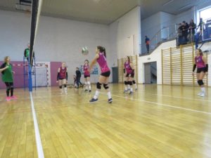 VIII Zimowy Turniej Piłki Siatkowej i Koszykowej Dziewcząt o Puchar Dyrektora I LO w Limanowej - zawodniczki podczas gry
