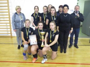 VIII Zimowy Turniej Piłki Siatkowej i Koszykowej Dziewcząt o Puchar Dyrektora I LO w Limanowej - zawodnniczki wraz z opiekunami