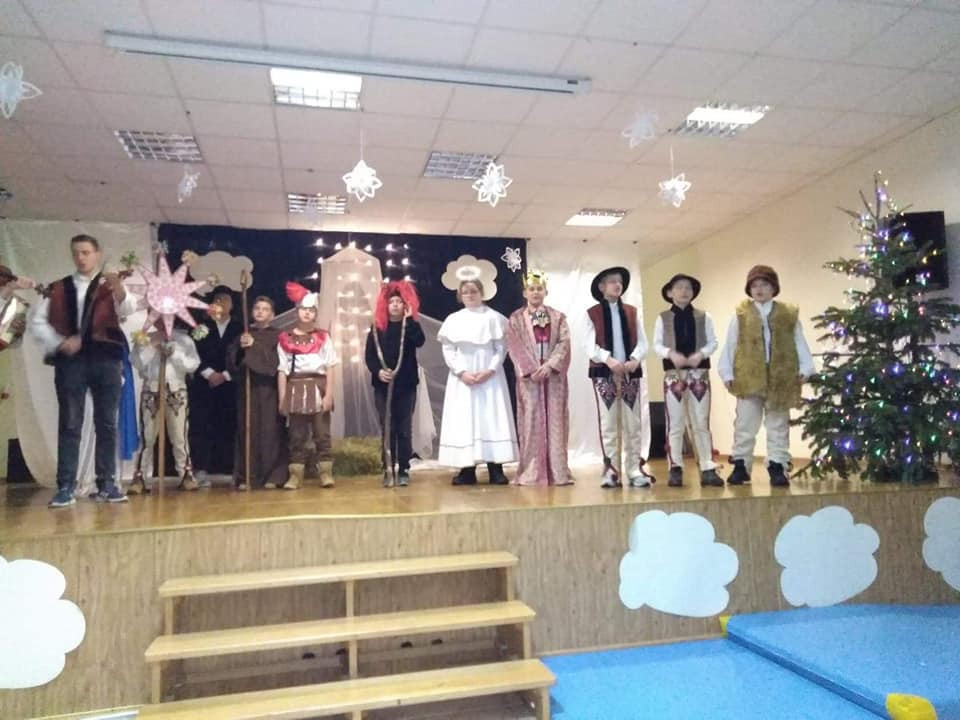 Wizyta kolędników z SP w Porębie Wielkiej w Jordanowie Ślaskim - uczniowie podczas występu