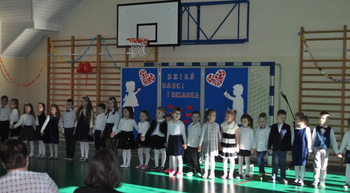 Dzień Babci i Dziadka - SP Siekierczyna - uczniowie podczas występu