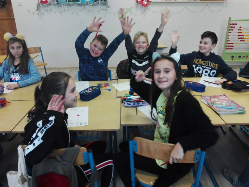 Uczniowie Szkoły Podstawowej nr 2 w Siekierczynie wzięli udział w Ogólnopolskiej Akcji Edukacyjnej „Dzieci uczą rodziców”- uczniowie w klasie podczas realizacji zajęc w ramach projektu