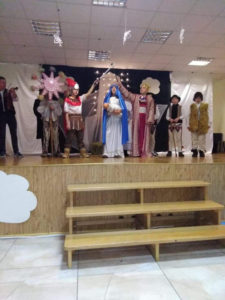 Uczniowie szkoły podstawowej w Porębie Wielkiej wystąpili z kolędą i jasełkami w Jordanowie Śląskim - uczniowie podczas występu