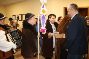 Starosta Limanowsk oraz Zarzaąd Powatu limanowskiegoi  przyjmują kolędników SOSW w Dobrej 2020 w Starostwie Powiatowym