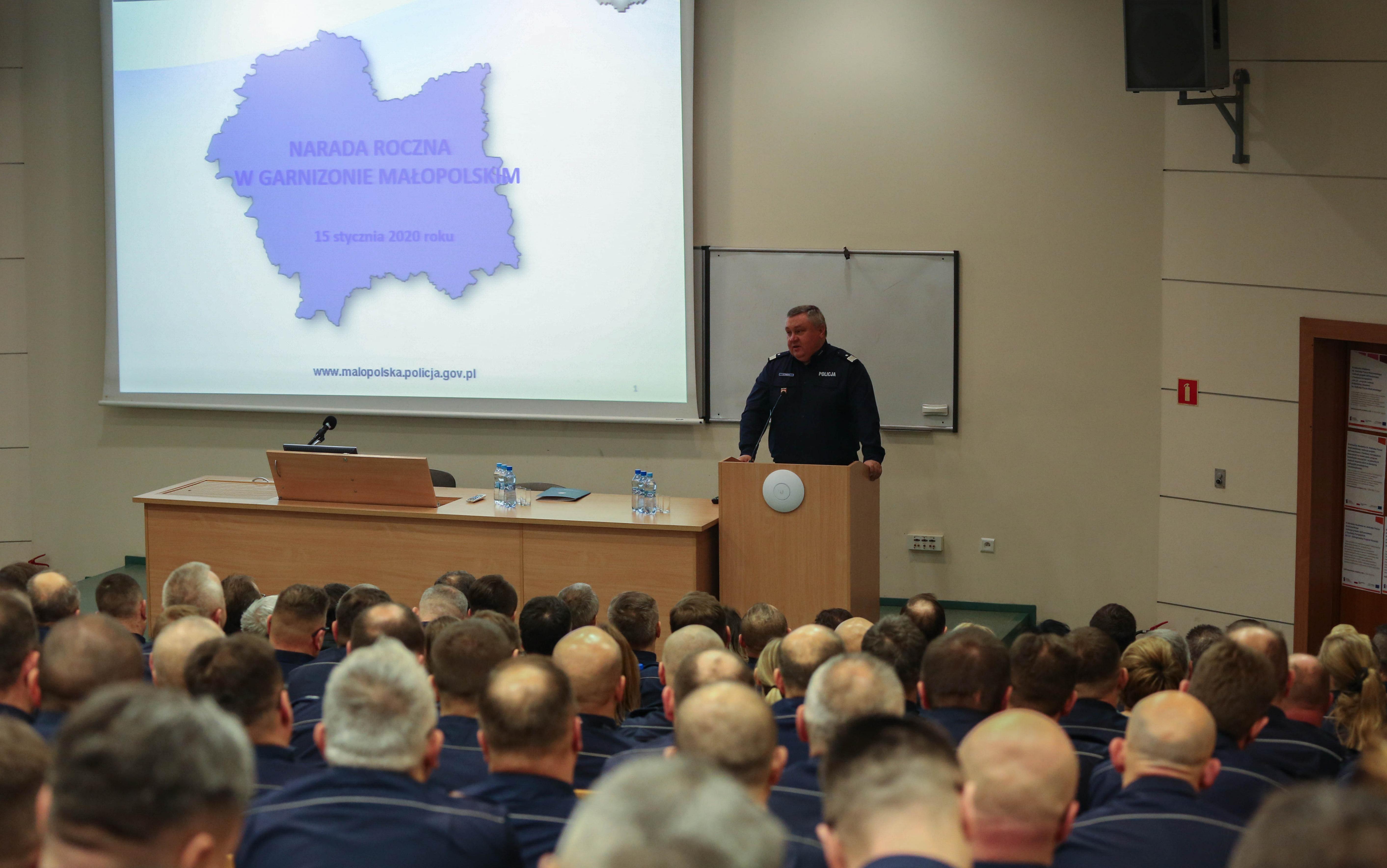 Narada roczna w garnizonie małopolskim Policji podsumowująca 2019 rok- prowadzący konerencję podczas prezentacji