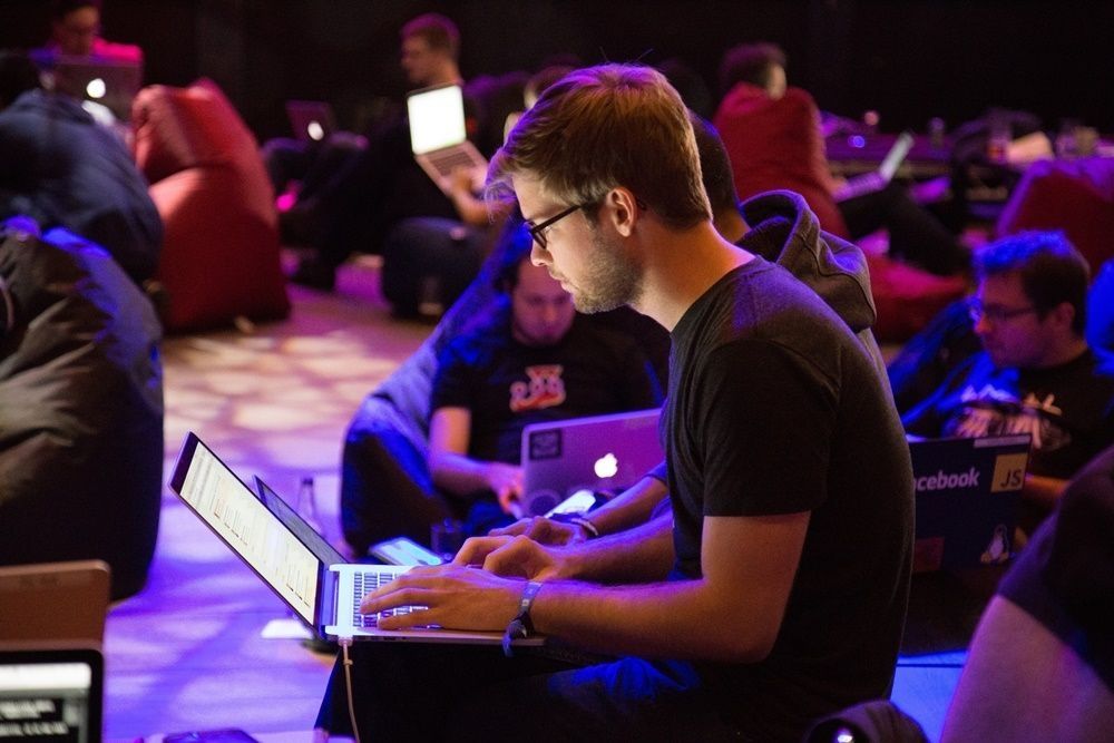 Otwarty konkurs ofert pn. "Małopolska - tu technologia staje się biznesem - zdjęcie przedstawiające męzczyznę pracującego na laptopie w sali konferencyjnej