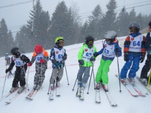 Powiatowe Igrzyska Dzieci w Narciarstwie Alpejskim - uczestnicy podczas zawodów