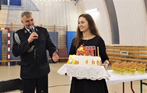 Ochotnicza Straż Pożarna w Piekiełku - jubileusz 20-lecia działalności charytatywnej - wniesienie okolicznościowego tortu 
