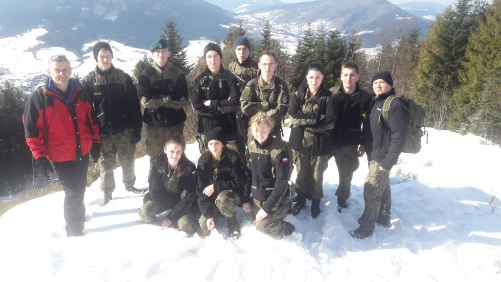 Obóz szkoleniowy tymbarskiego oddziału Strzelca - uczestnicy podczas zimowych zajęć w terenie - góra paproć