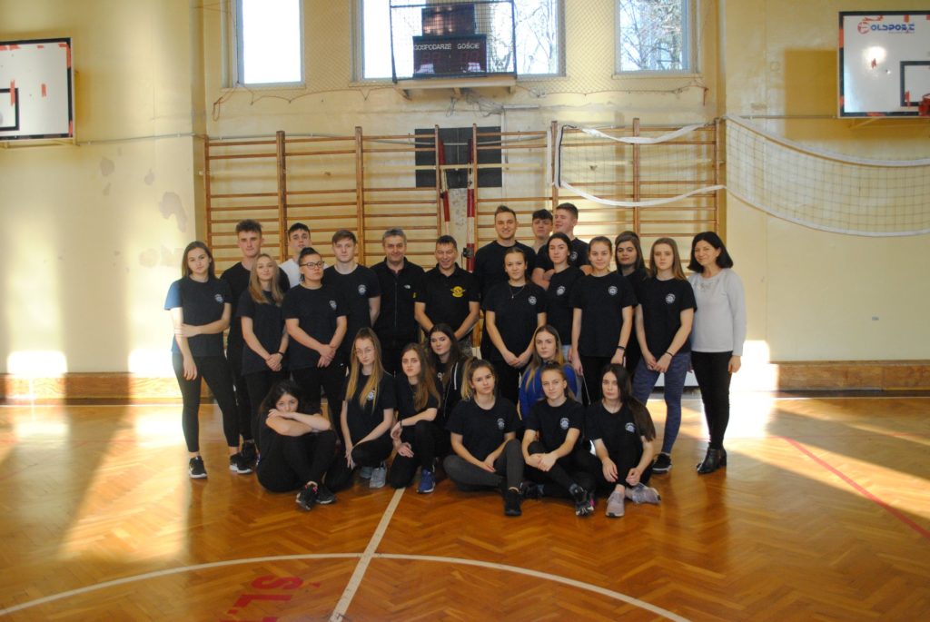 Uczniowie klasy policyjnej Zespołu Szkół w Tymbarku podczas oboziu szkoleniowego w Katowicach wraz z opiekunami