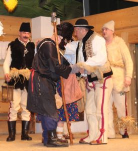 Grupa kolędnicza "Żywa Szopka" z Lubomierza na scenie w trakcie 48. Góralskiego Karnawału w Bukowinie Tatrzańskiej