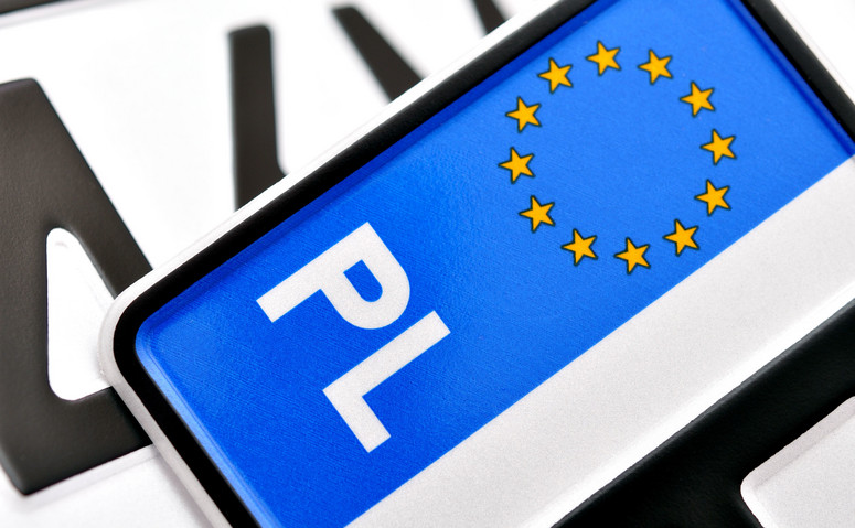 Zdjęci przedstawiające fragment tablicy rejestracyjnej