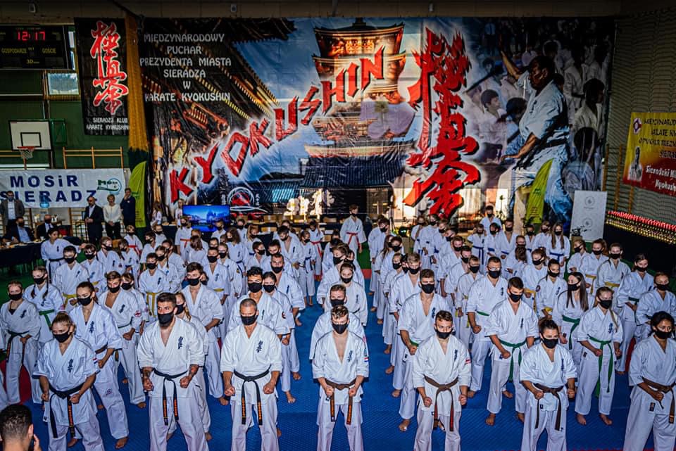 Zdjęcie przdstawiające wszystkich uczetników karate