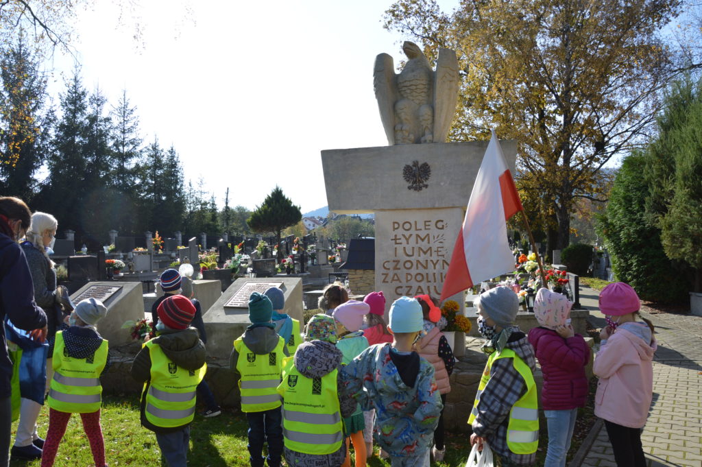 Grupa czterolatków z Parafialnego Przedszkola Integracyjnego w Tymbarku podczas odwiedzin na cmentarzu