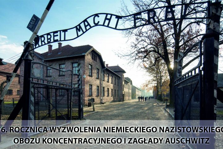 tablica z napisem Arbeit macht frei przed obozem w Auschwitz