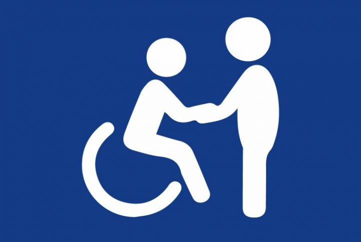 Grafika przedstawiająca osobę niepełnosprawną wraz ze swoim asystentem