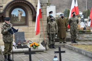 Dwódca uroczystości – starszy inspektor Obwodu Małopolska Związku Strzeleckiego „Strzelec” Stanisław Dębski odczytuje apel pamięci.