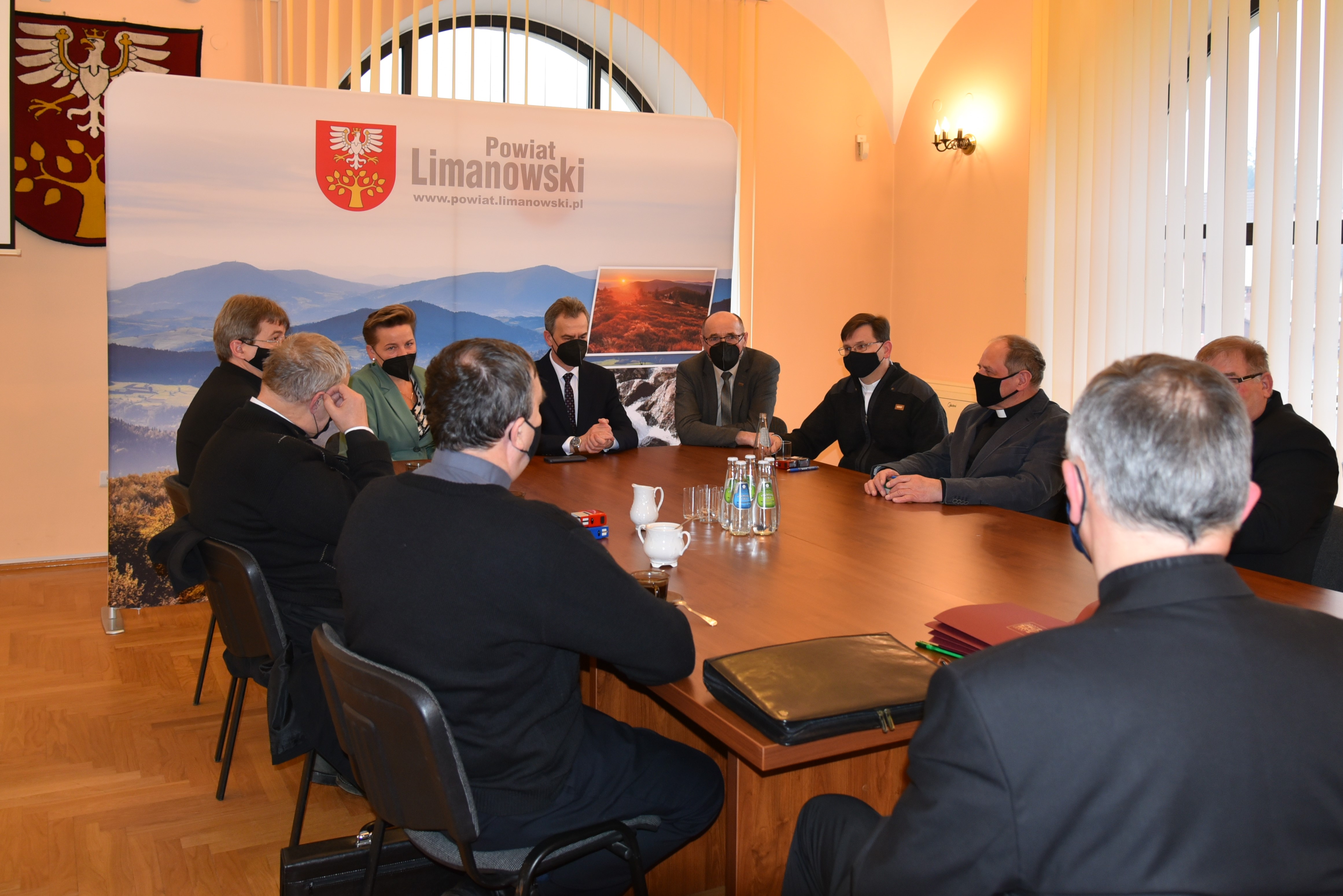 podpisywanie umów na renowację zabytków w sali konferencyjnej Starostwa Powiatowego w Limanowej