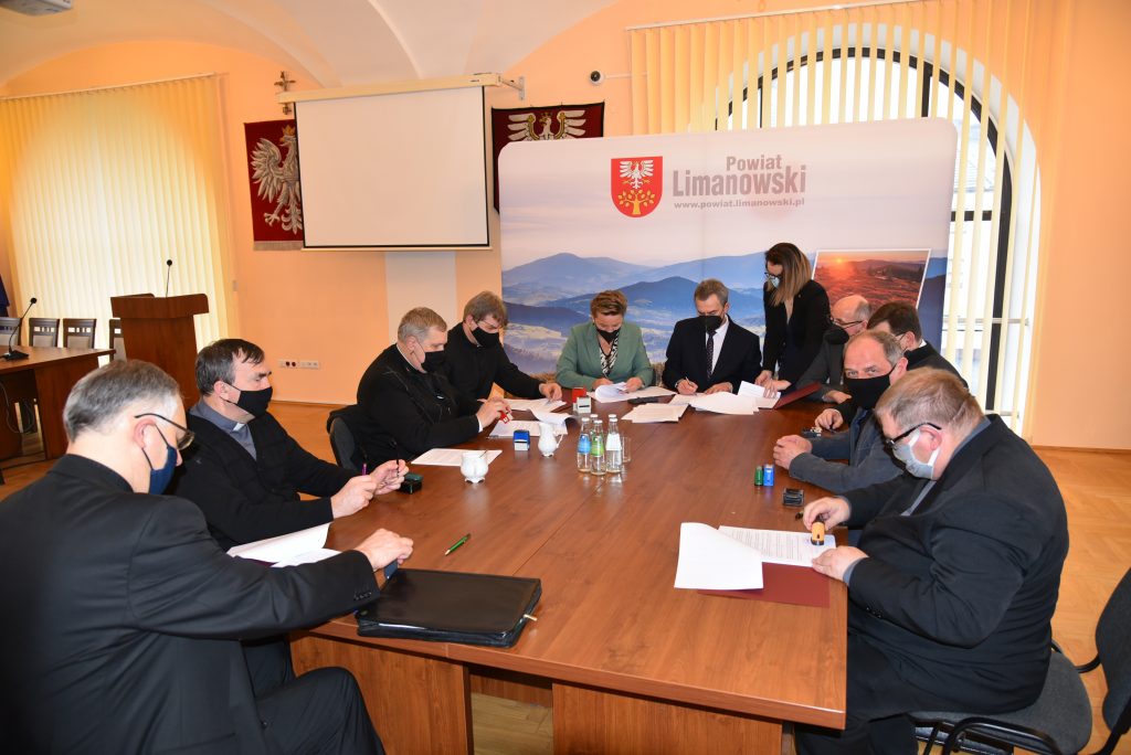 podpisywanie umów na renowację zabytków w sali konferencyjnej Starostwa Powiatowego w Limanowej
