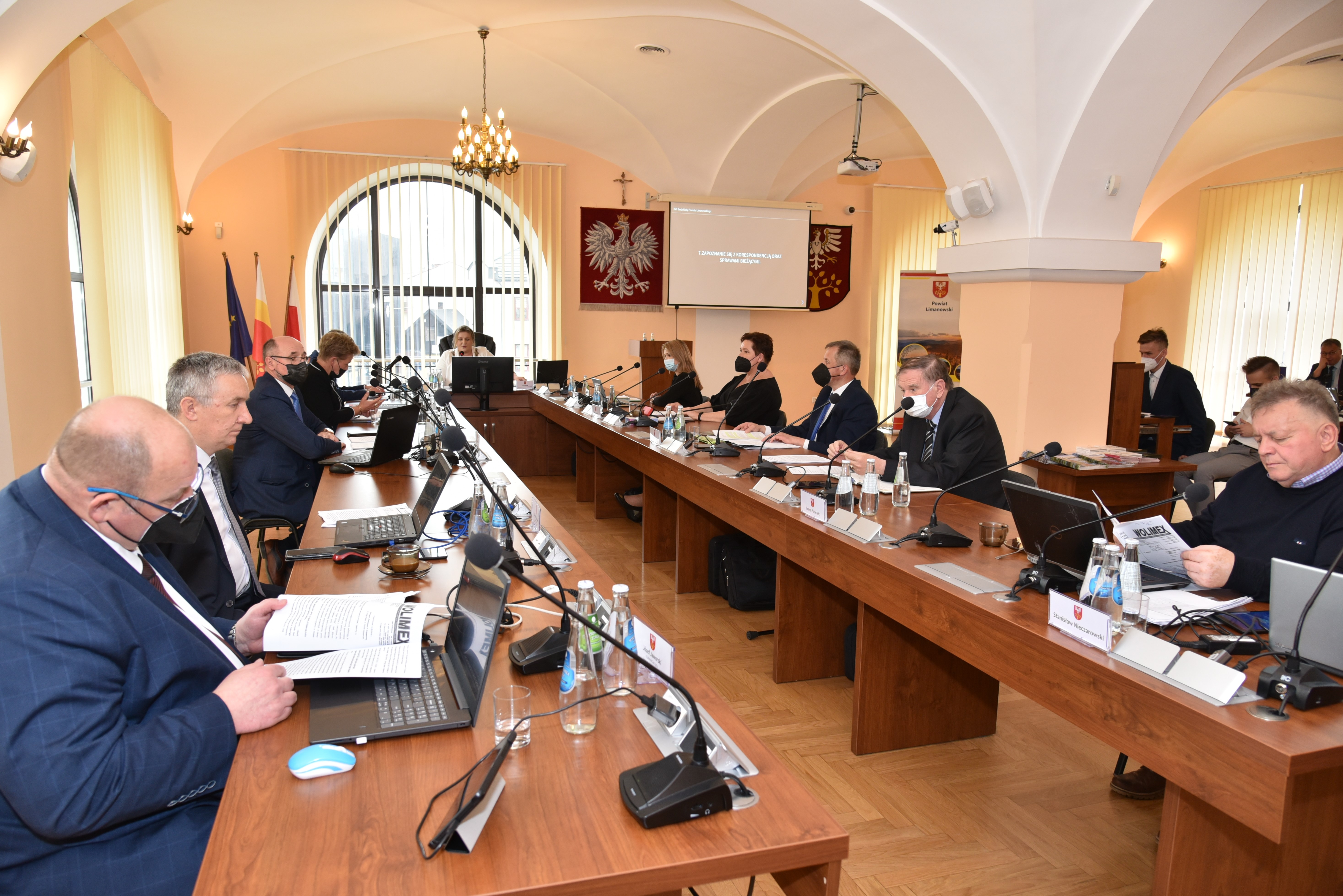 XVII Sesja Powiatu Limanowskiego, zdjęcie przedstawiające radnych podczas głosowania