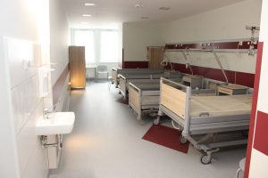 Zdjęcie przedstawiajace sale szpitalną z czterema specjalistycznymi łóżkami