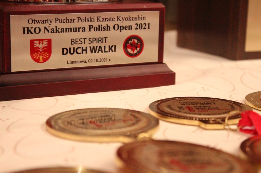 Widok na napis na pucharze:Otwarty puchar polski karate IKO Nakamura Polish Open 2021, Best Spirit - Duch walki.