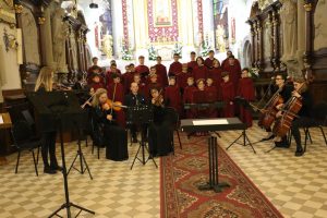 Zdjecie przedstawiajace chórzystów Chóru Chłopięcego Bazyliki Limanowskiej oraz muzyków podczas koncertu w Bazylice Matki Boskiej Bolesnej w Limanowej