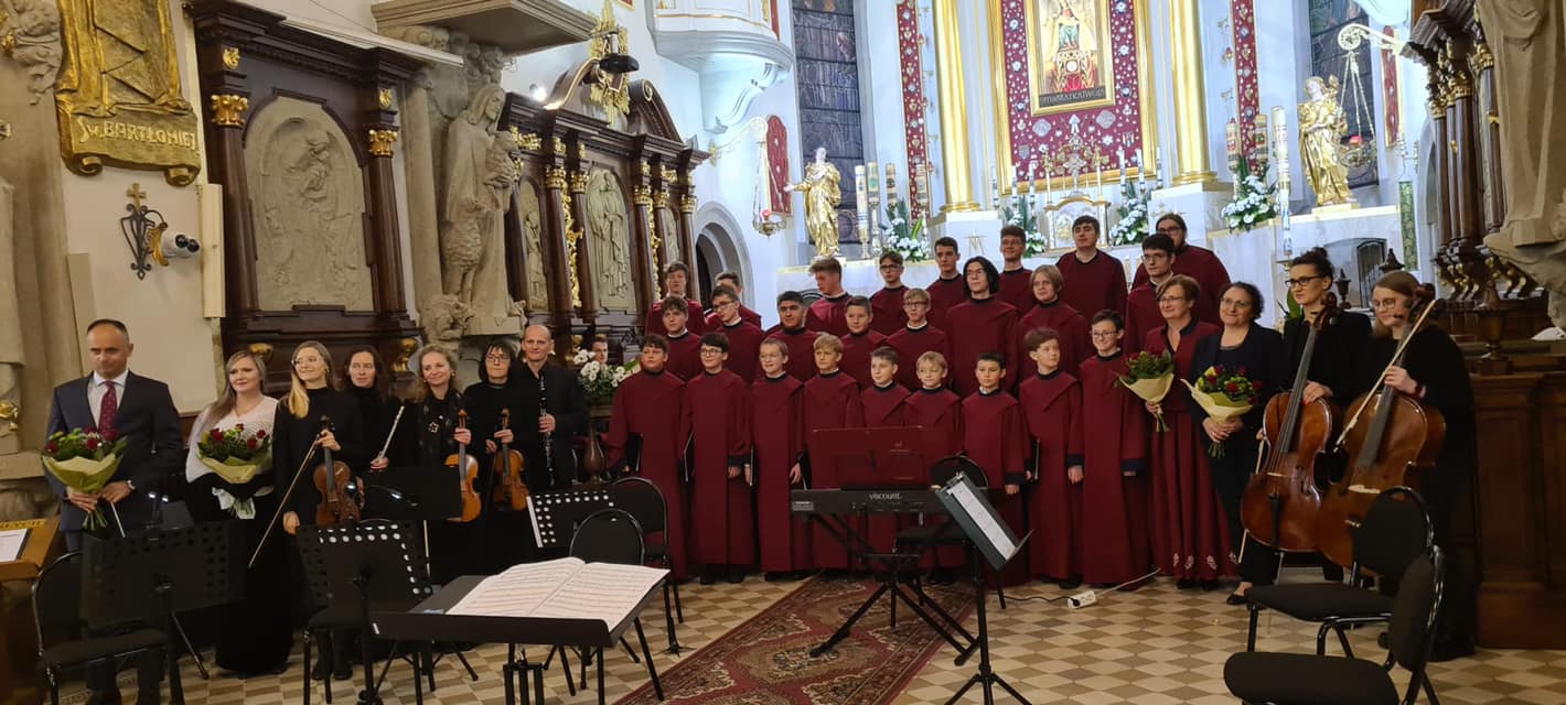 Zdjecie grupowe chorzystów oraz muzyków Chóru Chlopięcego Bazyliki MBB w Limanowej we wnetrzu bazyliki