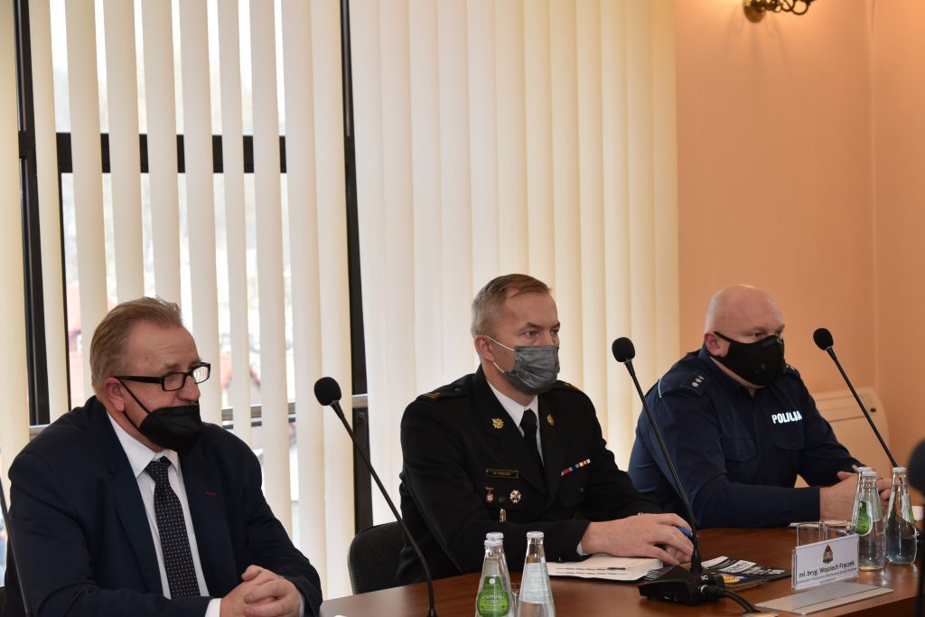 Zdjecie przedstawiajace troje osób - przedstawicieli Policji, przy stole konferencyjnym w Starostwie Powiatowym w Limanowej- uczestników I Powiatowej rady Bezpieczeństwa Ruchu Drogowego
