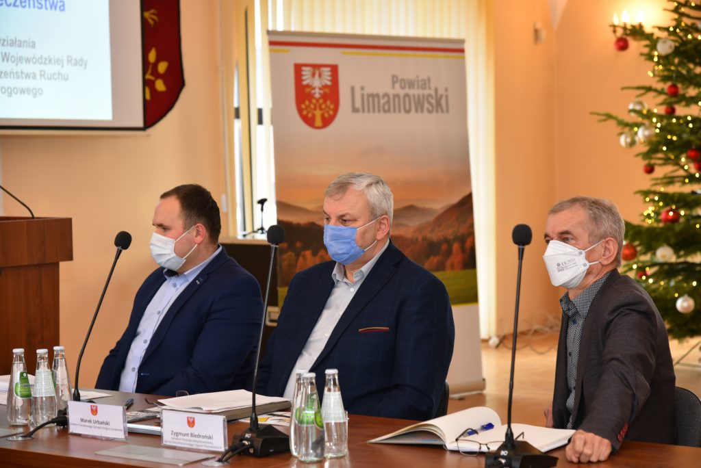 Zdjecie przedstawiajace troje osób przy stole konferencyjnym w Starostwie Powiatowym w Limanowej- uczestników I Powiatowej rady Bezpieczeństwa Ruchu Drogowego