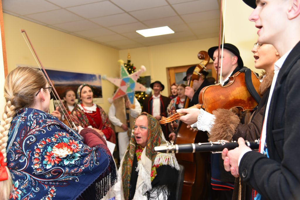 Zespół muzyczny Starowiejski Hyr z wizytą kolędową w Starostwie Powiatowym podczas występu
